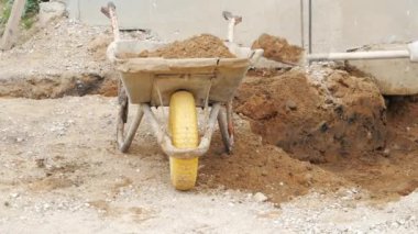 Bir el arabası kum atma işçi