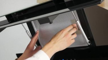 Yavaş yavaş mutfak kaput açma ve bir filtre alarak