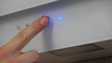 Düğmeye basmak. Andoff üzerinde mutfak hood ışıkları yakmaya. Bir ocağın üstüne havalandırma pişirme aralığı kaput açma.