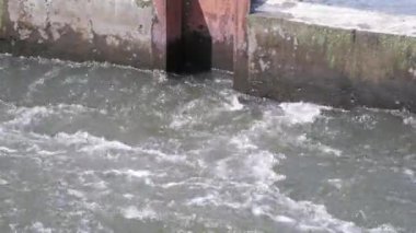 Baraj çalkantılı su. Akan su göleti