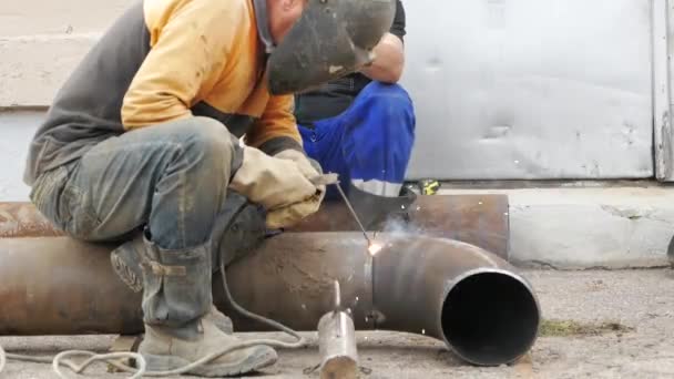 Welding Pipeline Welder Worker Welding Pipe Electrode Electrodes Welding Sparks — Stock Video