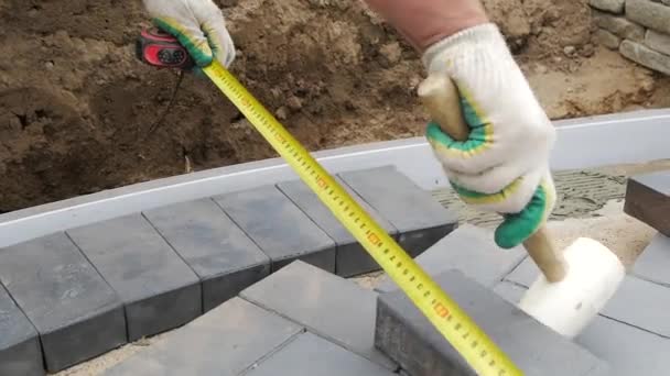 Verlegen Von Pflasterplatten Aus Nächster Nähe Straßenpflaster Straßenbau — Stockvideo