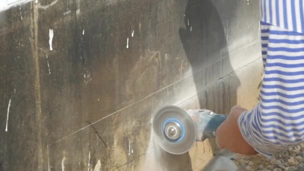 Worker Using Angle Grinder Cutting Flagstones — Stock Video