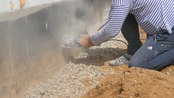 Worker Using Angle Grinder Cutting Flagstones — Stock Video