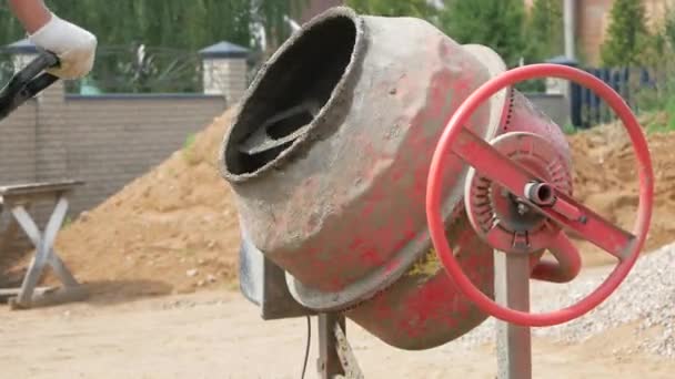 Bouwer Pour Zand Weg Metaal Grind Beton Beton Mixer Cement — Stockvideo