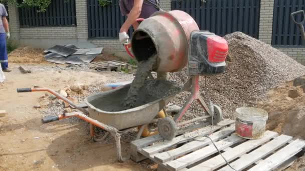 Bouwers Lossen Cement Oplossing Uit Beton Mixer — Stockvideo