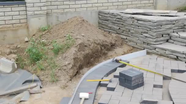 Verlegen Von Pflasterplatten Aus Nächster Nähe Straßenpflaster Straßenbau — Stockvideo