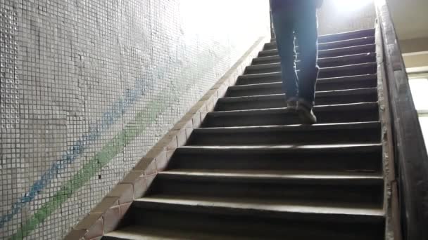 Ένας Άνδρας Περπατά Μέχρι Τις Σκάλες Ένα Εγκαταλειμμένο Κτίριο — Αρχείο Βίντεο