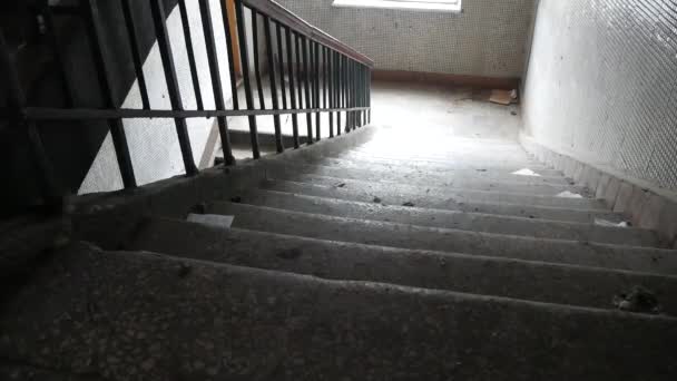 Hombre Sube Las Escaleras Edificio Abandonado — Vídeos de Stock