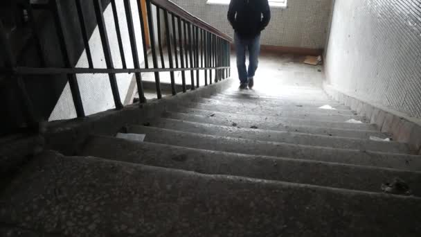 Homem Sobe Escadas Num Edifício Abandonado — Vídeo de Stock