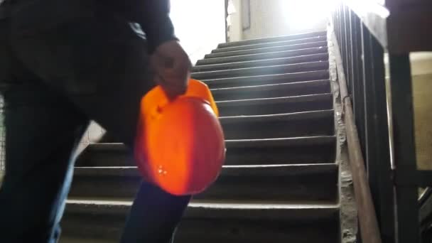 一个人在一座废弃的大楼里走上楼梯 — 图库视频影像