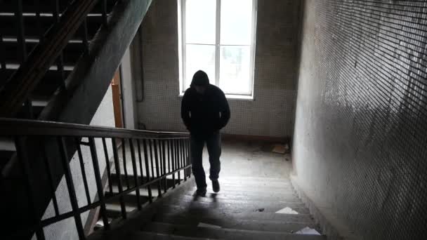 Hombre Sube Las Escaleras Edificio Abandonado — Vídeos de Stock