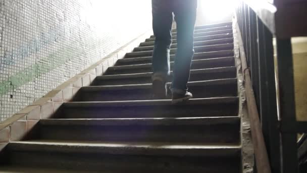 Ein Mann Geht Die Treppe Einem Verlassenen Gebäude Hinauf — Stockvideo