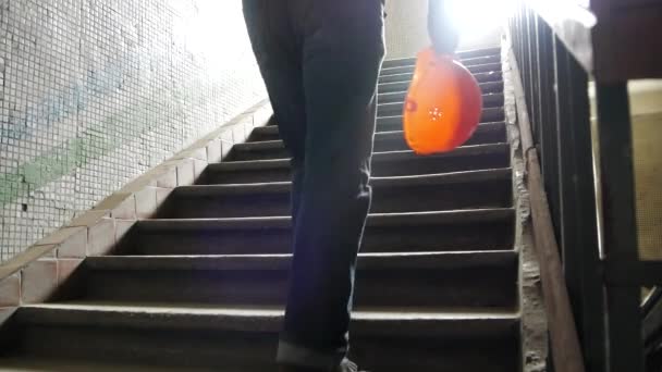 Homme Monte Les Escaliers Dans Bâtiment Abandonné — Video