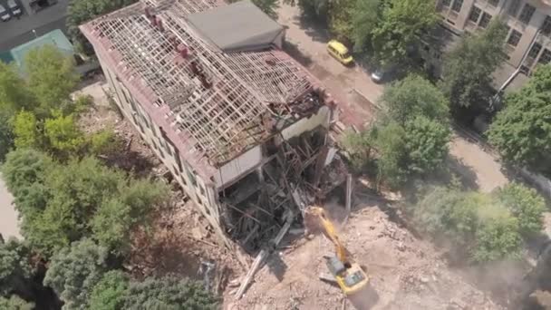 Luchtfoto Vernietiging Van Gebouw Met Een Graafmachine — Stockvideo