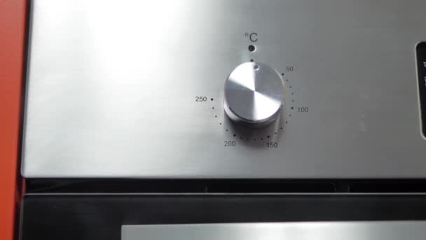 锅炉的金属切换开关 特写视图 烤箱的数字时钟 前面板的现代金属烤箱 红色指示灯 新的闪亮按钮 细节上的现代设计 家用电器 — 图库视频影像