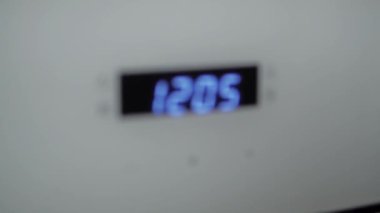 Metalik açma/kapatma düğmesi Ocak fırın. Yakın çekim görünümü. Modern beyaz fırın ön panel. Modern tasarım detayları. 