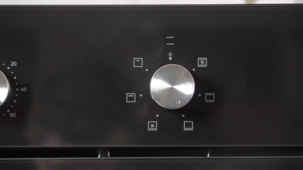 炊飯器オーブンの金属製のトグル スイッチ クローズ アップ ビュー オーブンのデジタル時計 モダンなメタリック オーブン 赤のインジケーター 新しい光沢のあるボタンのフロント — ストック動画