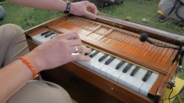 Harmonium A müzikal Instrument.Traditional Hindistan müzik aletleri Harmonium oynama atış kapatın