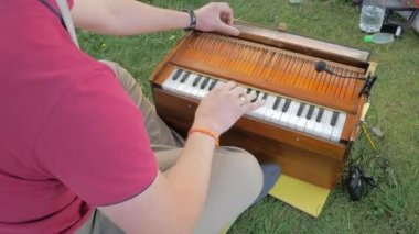 Harmonium A müzikal Instrument.Traditional Hindistan müzik aletleri Harmonium oynama atış kapatın