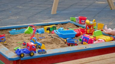 Çocuk kum. Kum üzerinde renkli plastik oyuncaklar kümesi, 
