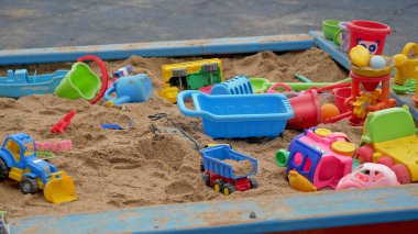 Çocuk kum. Kum üzerinde renkli plastik oyuncaklar kümesi, 