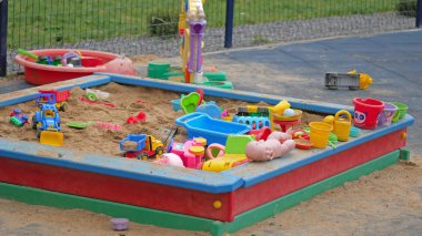 Çocuk kum. Kum üzerinde renkli plastik oyuncaklar kümesi, 