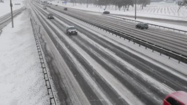 Trafik kış kar fırtınası sırasında karayolu üzerinde. Yolda kar fırtınası.