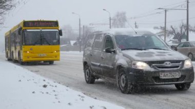 Blizzard koşulları ile şehirde kar fırtınası. Şehirde, şiddetli kar fırtınası sırasında sürüş trafik.