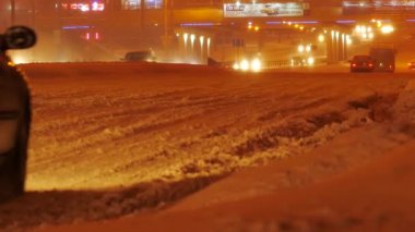 Şehirde gece kar ile trafik..