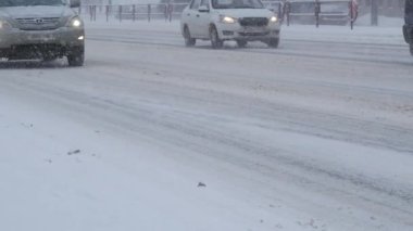 Blizzard koşulları ile şehirde kar fırtınası. Şehirde, şiddetli kar fırtınası sırasında sürüş trafik.