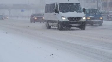 Blizzard koşulları ile şehirde kar fırtınası. Şehirde, şiddetli kar fırtınası sırasında sürüş trafik.