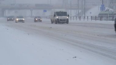 Blizzard koşulları ile şehirde kar fırtınası. Şehirde, şiddetli kar fırtınası sırasında sürüş trafik.