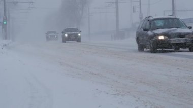 Blizzard koşulları ile şehirde kar fırtınası. Şehirde, şiddetli kar fırtınası sırasında sürüş trafik.