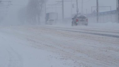 Blizzard koşulları ile şehirde kar fırtınası. Şehirde, şiddetli kar fırtınası sırasında sürüş trafik.