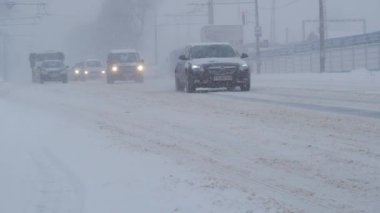 Blizzard koşulları ile şehirde kar fırtınası. Şehirde, şiddetli kar fırtınası sırasında sürüş trafik.