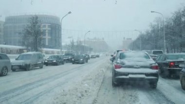 Blizzard koşulları ile şehirde kar fırtınası. Şehirde, şiddetli kar fırtınası sırasında sürüş trafik.