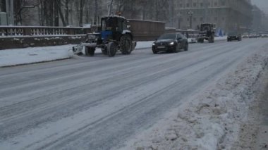 Blizzard koşulları ile şehirde kar fırtınası. Şehirde, şiddetli kar fırtınası sırasında sürüş trafik.