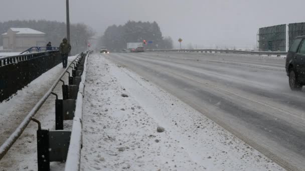 Ruch Autostradzie Podczas Zimowych Blizzard Kurzawa Drodze — Wideo stockowe