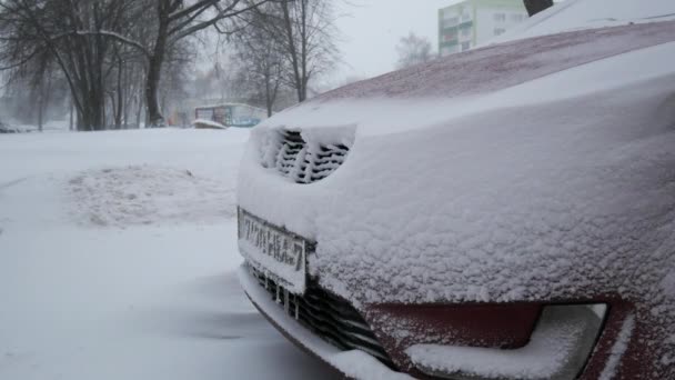 Carro Coberto Neve Sob Severa Tempestade Inverno — Vídeo de Stock