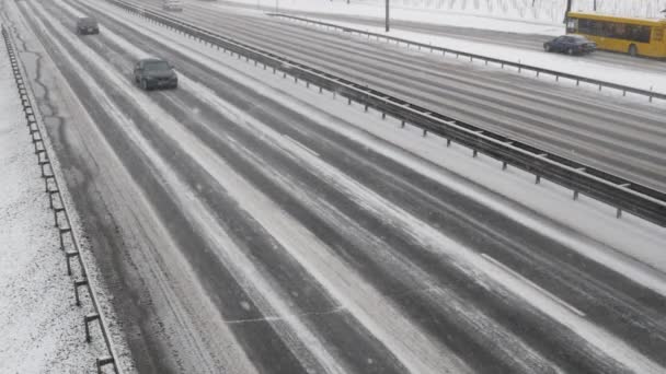 Verkeer Snelweg Tijdens Winter Blizzard Sneeuwstorm Weg — Stockvideo