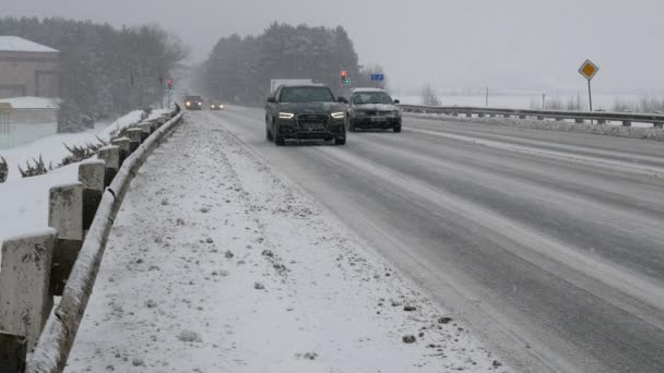 Κυκλοφορίας Στον Αυτοκινητόδρομο Κατά Διάρκεια Του Χειμώνα Blizzard Χιονοθύελλα Στο — Αρχείο Βίντεο