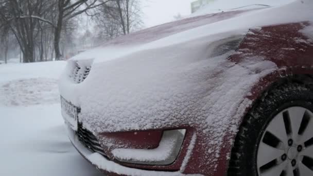 Samochód Pokryty Śniegiem Pod Silną Burzą Zimową — Wideo stockowe