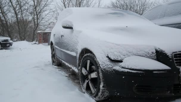 Auto Bedekt Met Sneeuw Onder Zware Winterstorm — Stockvideo