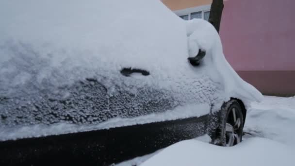 Αυτοκίνητο Που Καλύπτεται Από Χιόνι Κάτω Από Σοβαρή Χειμερινή Καταιγίδα — Αρχείο Βίντεο
