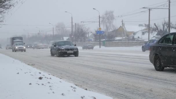 暴风雪风暴在城市与暴风雪情况 城市中的交通驾驶 在大雪中 — 图库视频影像