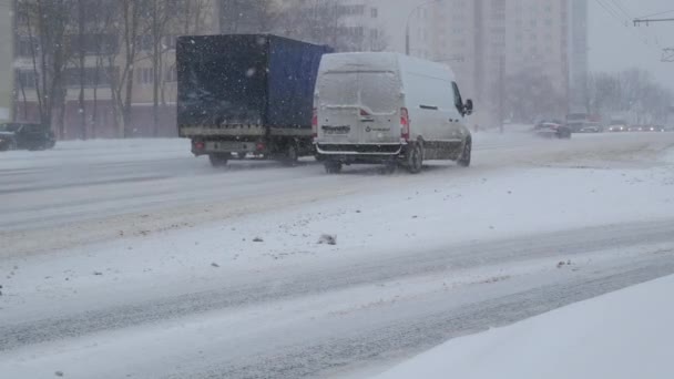 Tempesta Neve Città Con Condizioni Tormenta Traffico Guida Città Durante — Video Stock