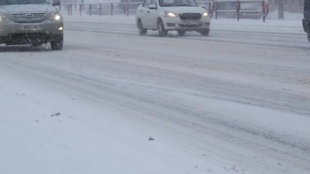 暴风雪风暴在城市与暴风雪情况 城市中的交通驾驶 在大雪中 — 图库视频影像