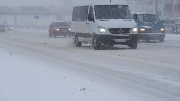 Snöstorm City Med Blizzard Villkor Trafikdrivande Staden Tung Snöstorm — Stockvideo