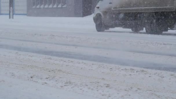 Sneeuwstorm Stad Met Blizzard Voorwaarden Verkeer Rijden Stad Tijdens Zware — Stockvideo